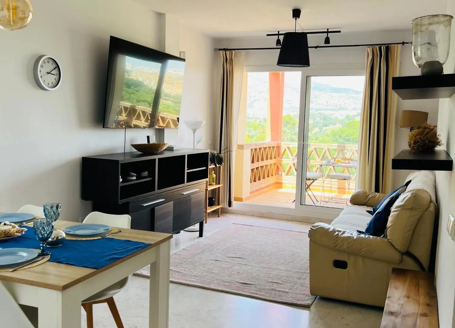 Hill View Benalmadena Appartment With Fresh Renovation