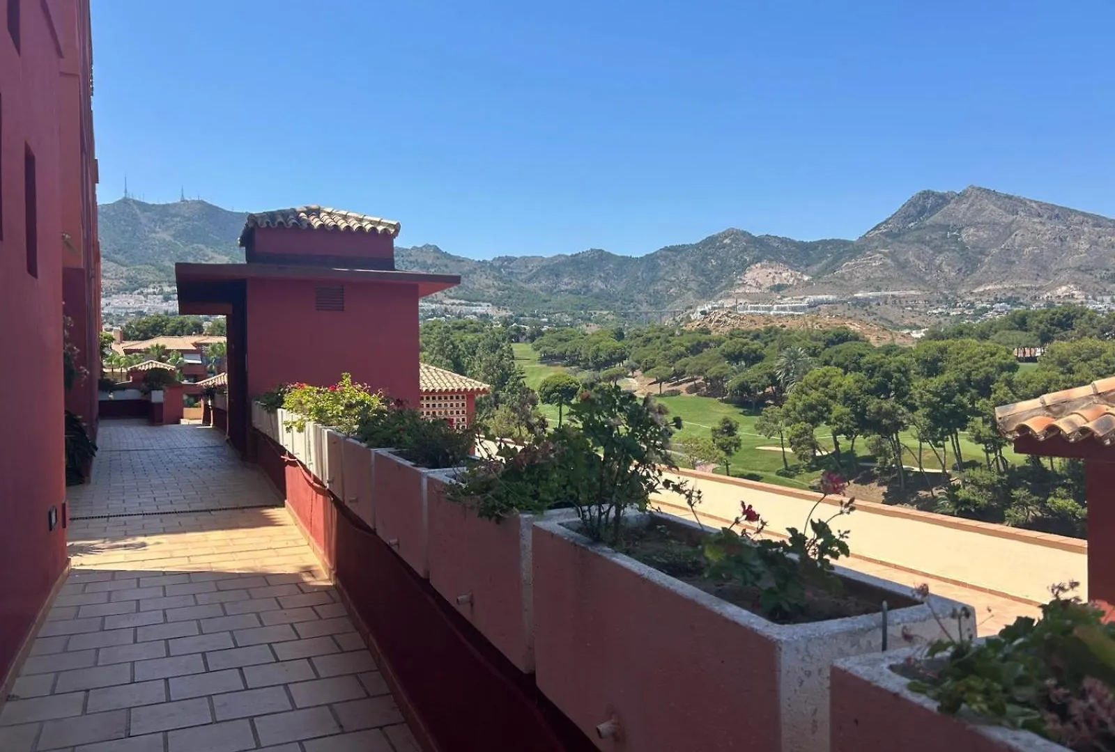 Hill View Benalmadena Appartment With Fresh Renovation アパート
